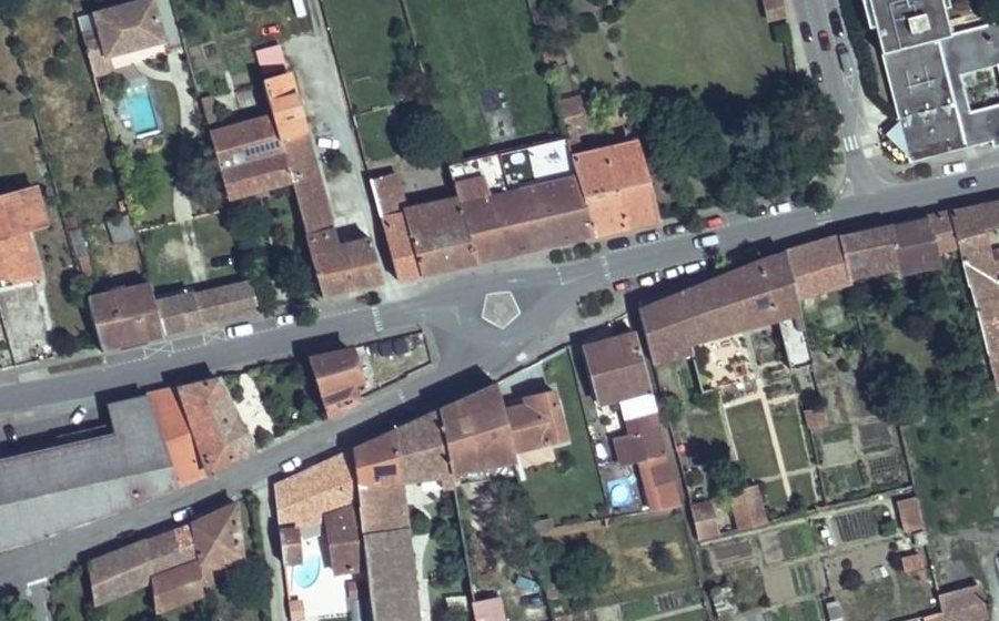 Vue aérienne du Rond-point anonyme n°87930730