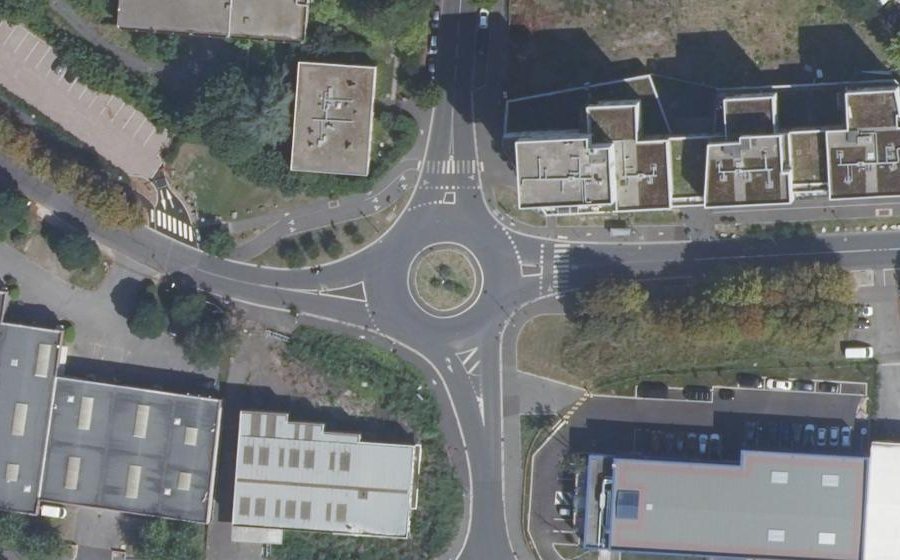 Vue aérienne du Rond-point anonyme n°879469188
