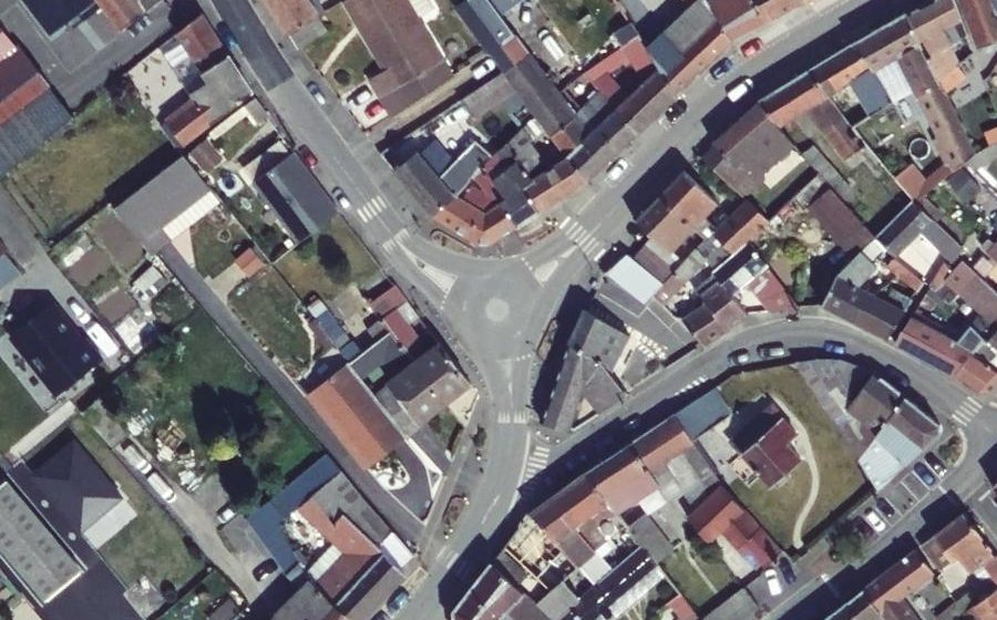 Vue aérienne du Rond-point anonyme n°879501437