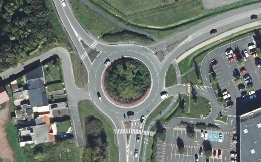 Vue aérienne du Rond-point anonyme n°87952621