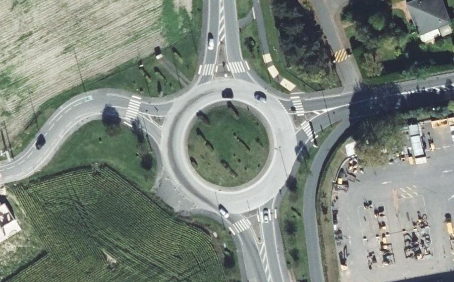 Vue aérienne du Rond-point anonyme n°87952626