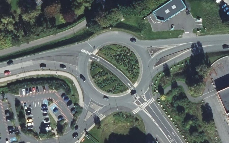 Vue aérienne du Rond-point anonyme n°87952632