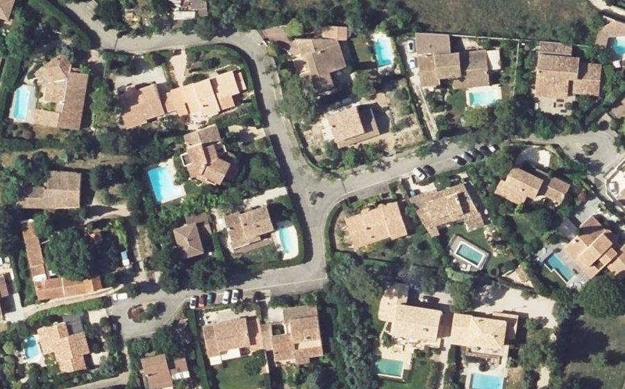 Vue aérienne du Rond-point anonyme n°87969471