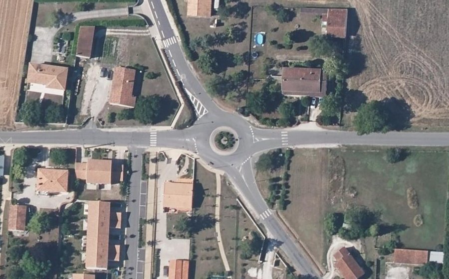 Vue aérienne du Rond-point anonyme n°87997464
