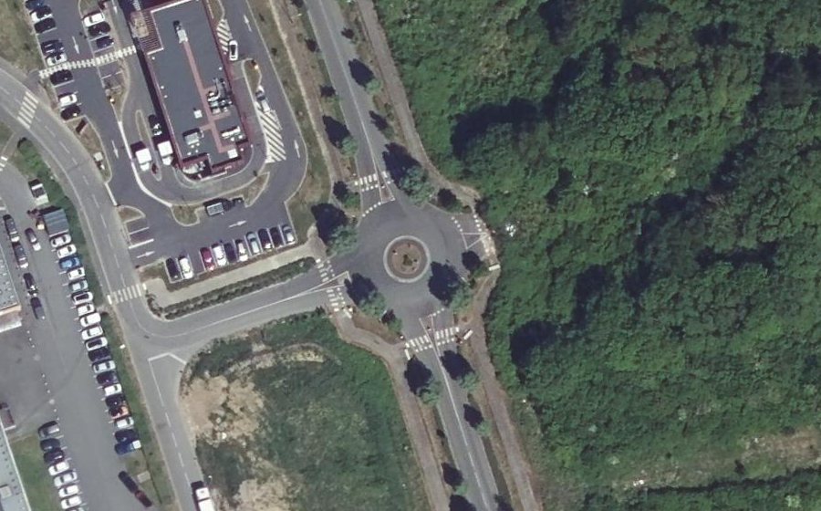 Vue aérienne du Rond-point anonyme n°880245359