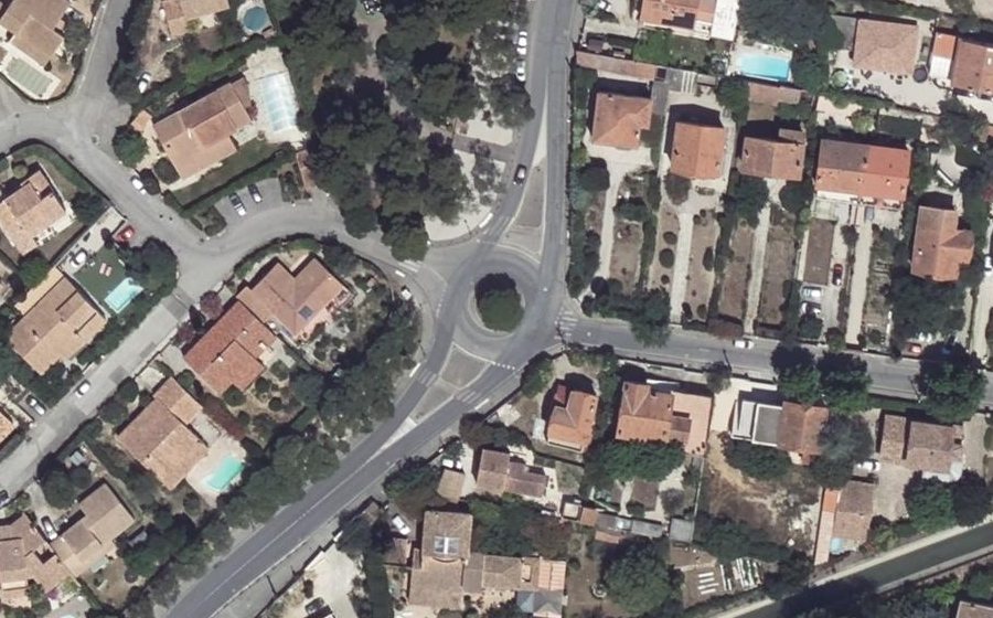 Vue aérienne du Rond-point anonyme n°88132951