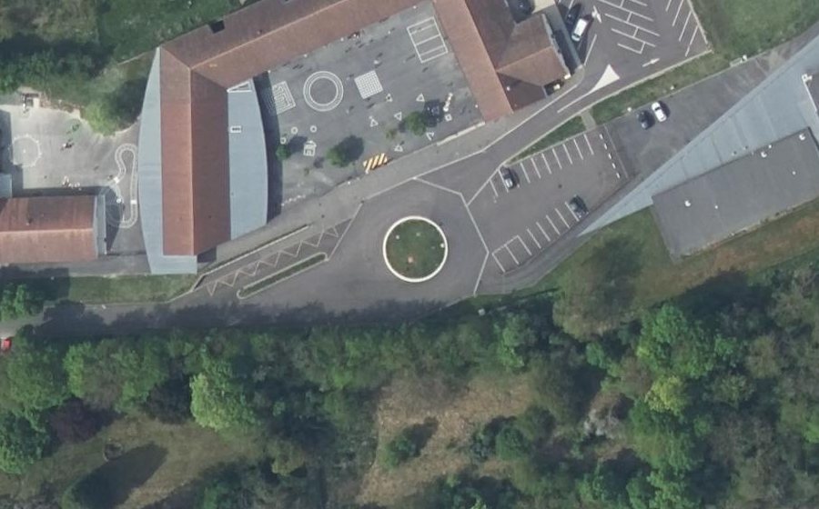 Vue aérienne du Rond-point anonyme n°881504693