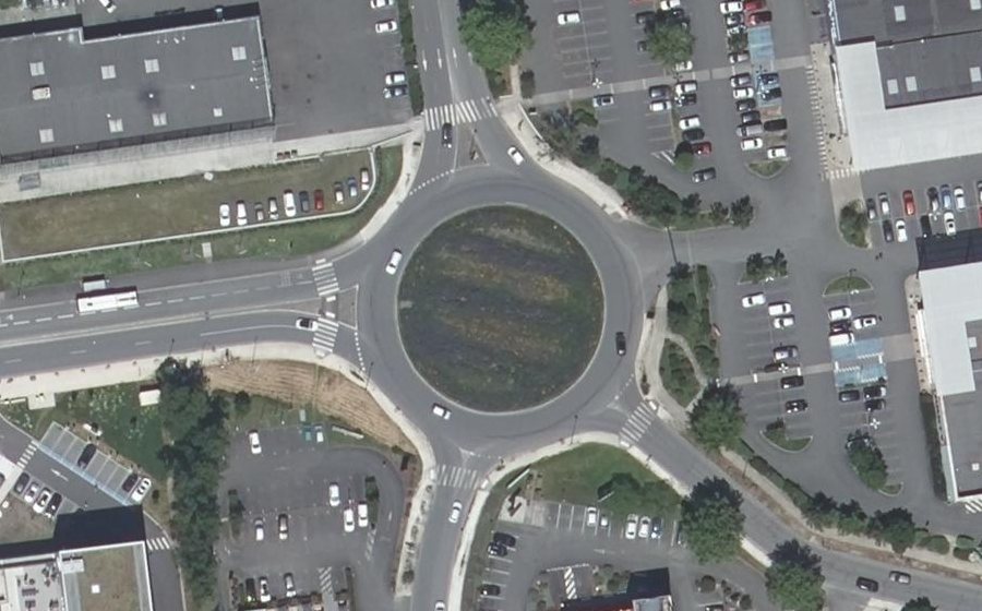 Vue aérienne du Rond-point anonyme n°881627334