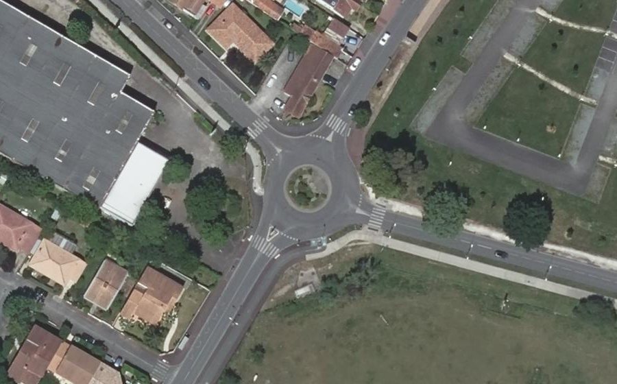 Vue aérienne du Rond-point anonyme n°881627342