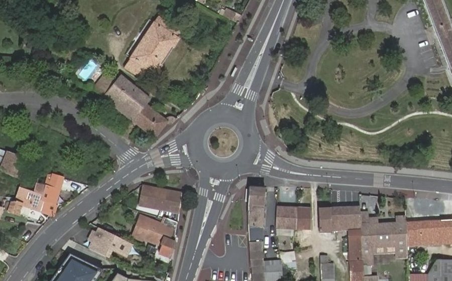 Vue aérienne du Rond-point anonyme n°881627368