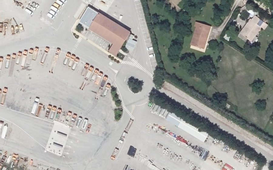 Vue aérienne du Rond-point anonyme n°881666920