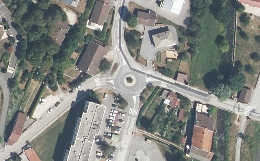 Vue aérienne du Rond-point anonyme n°881769198