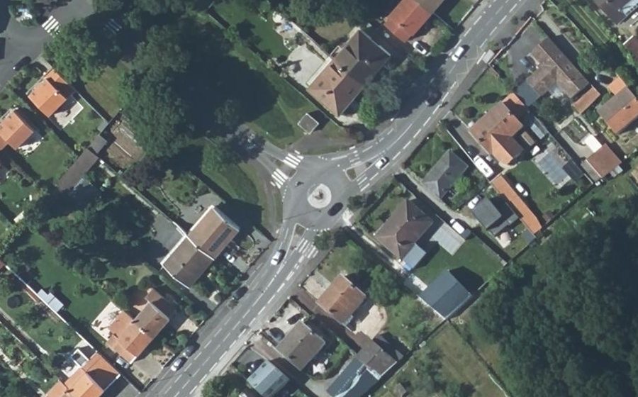 Vue aérienne du Rond-point anonyme n°88244259