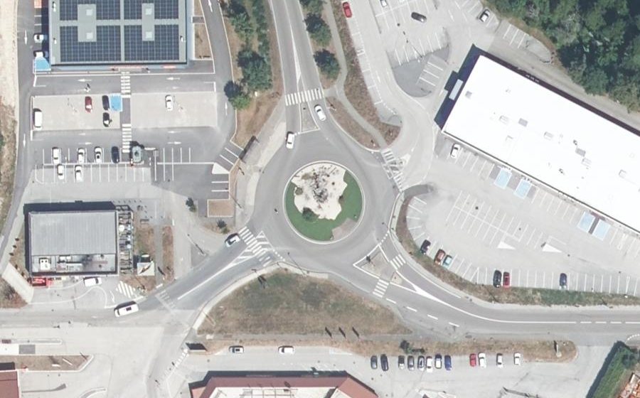 Vue aérienne du Rond-point anonyme n°882543873