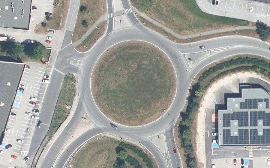 Vue aérienne du Rond-point anonyme n°882543880