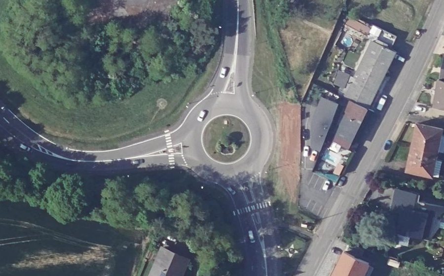 Vue aérienne du Rond-point anonyme n°88285640