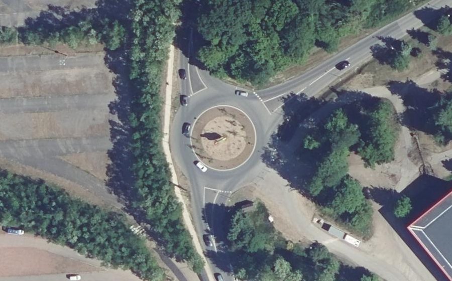 Vue aérienne du Rond-point anonyme n°882863136
