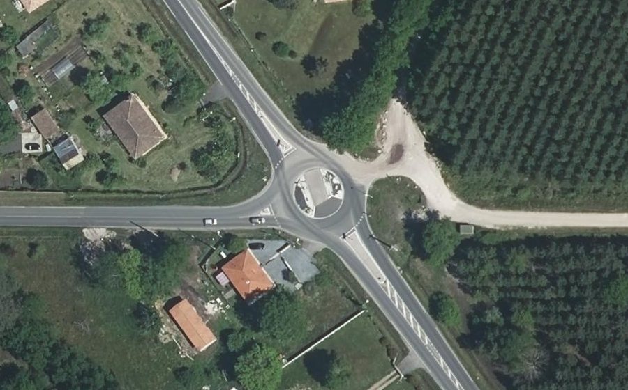 Vue aérienne du Rond-point anonyme n°882873836