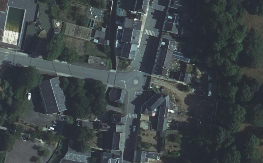 Vue aérienne du Rond-point anonyme n°882879093