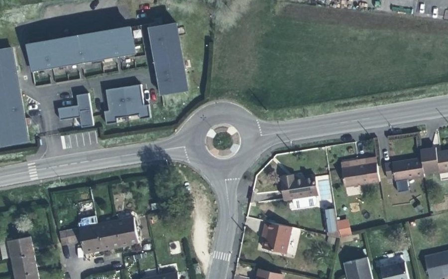 Vue aérienne du Rond-point anonyme n°88297278
