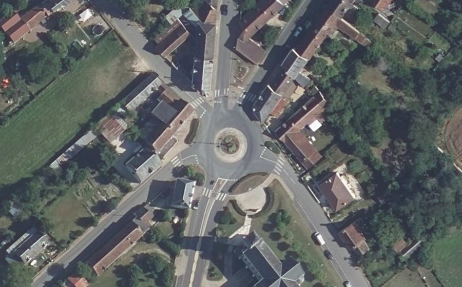 Vue aérienne du Rond-point anonyme n°88347622