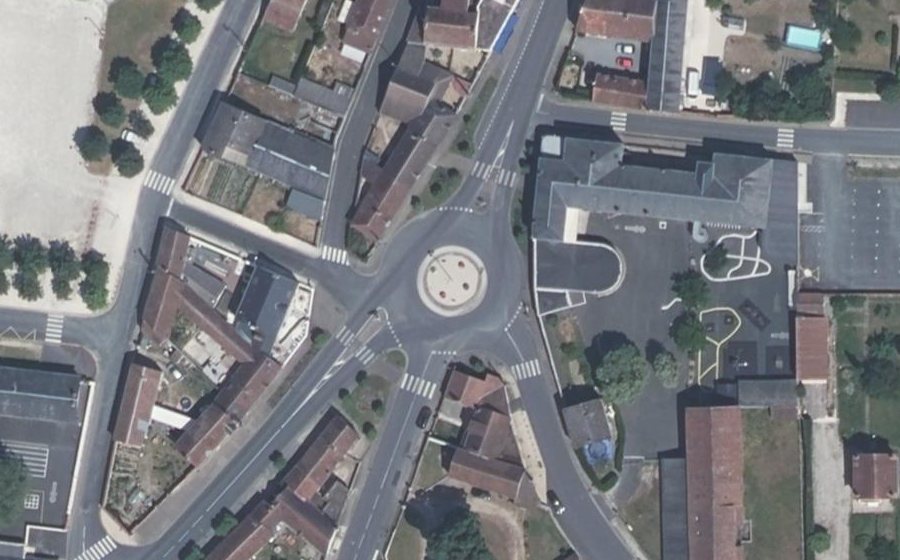 Vue aérienne du Rond-point anonyme n°88347625