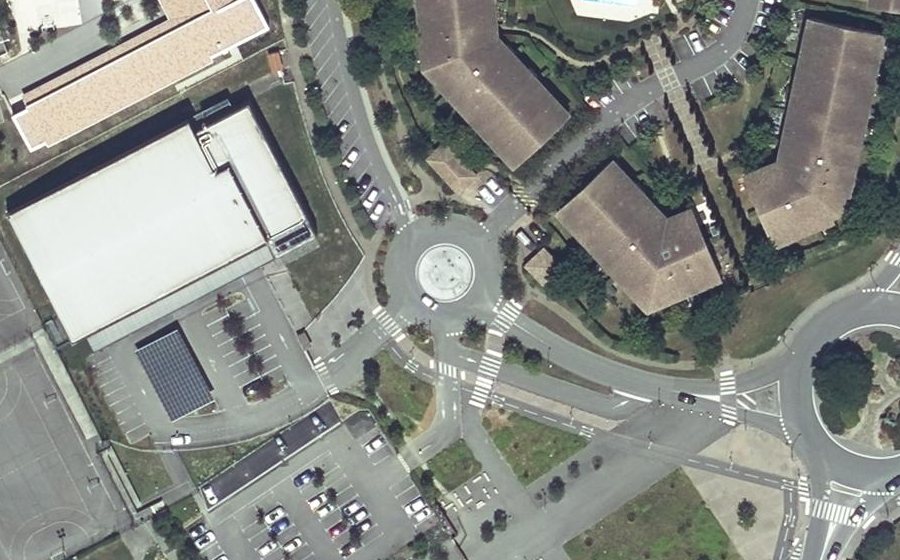 Vue aérienne du Rond-point anonyme n°88351363