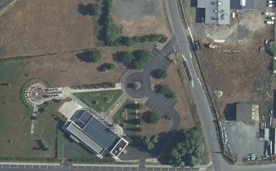 Vue aérienne du Rond-point anonyme n°883849096