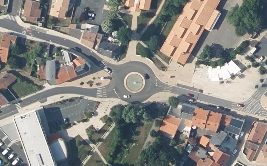 Vue aérienne du Rond-point anonyme n°88396112