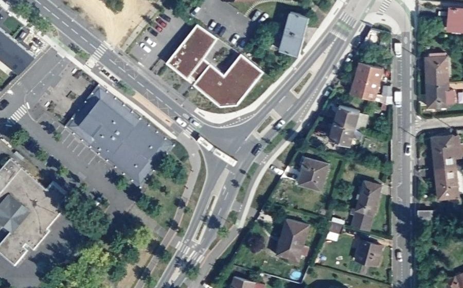 Vue aérienne du Rond-point anonyme n°883971602