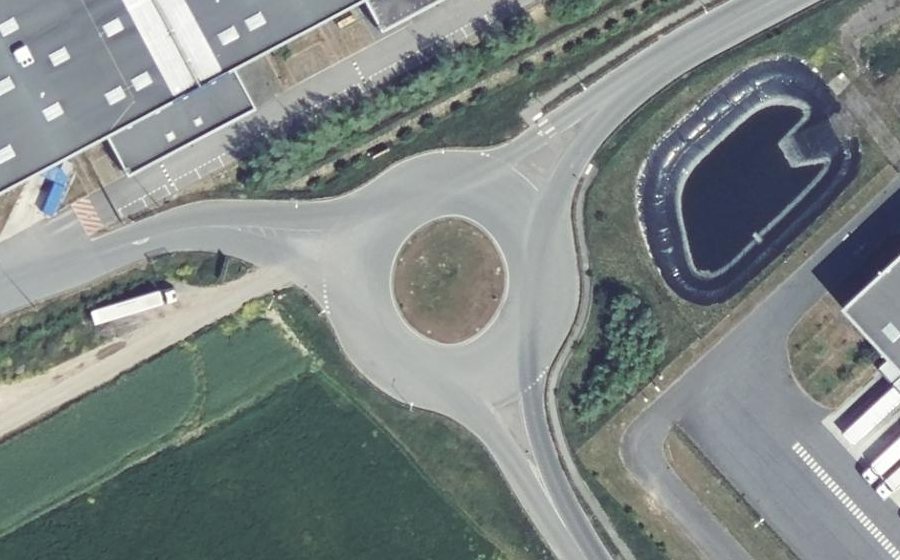 Vue aérienne du Rond-point anonyme n°884019354