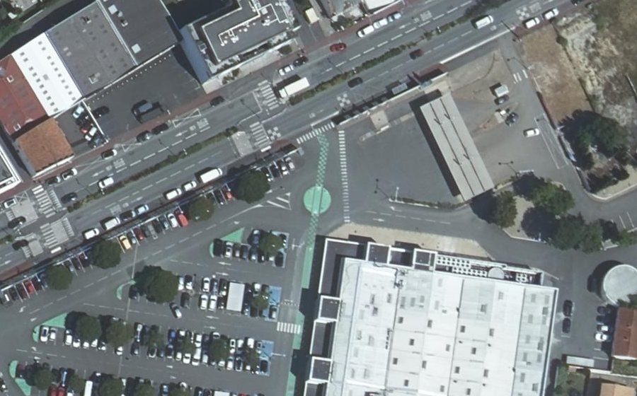 Vue aérienne du Rond-point anonyme n°884067039