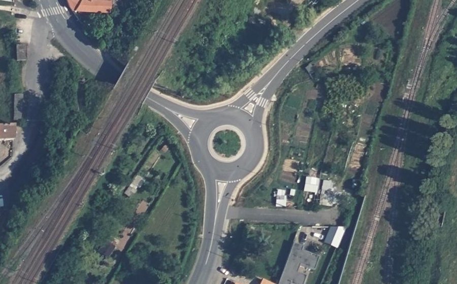 Vue aérienne du Rond-point anonyme n°884070411