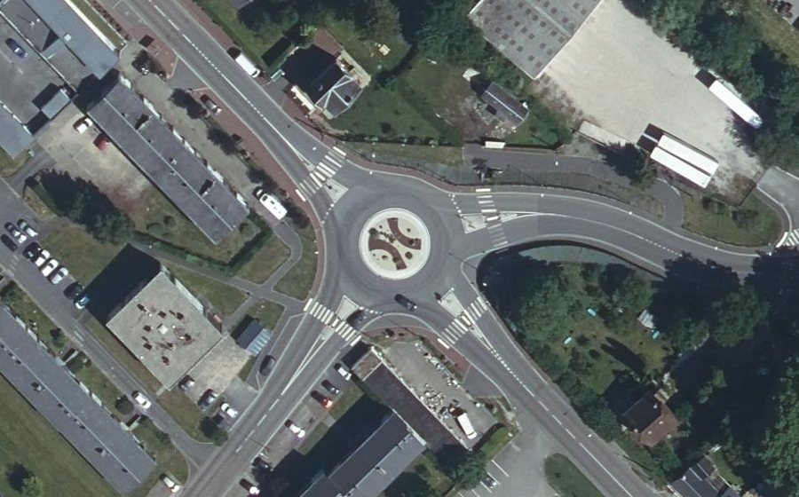 Vue aérienne du Rond-point anonyme n°884082958