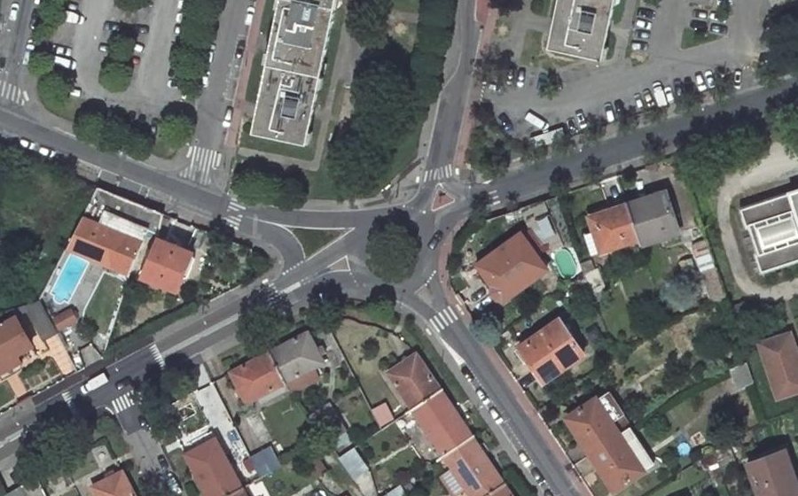 Vue aérienne du Rond-point anonyme n°884093426