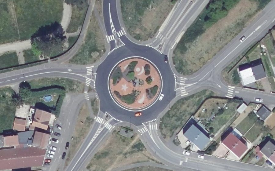 Vue aérienne du Rond-point anonyme n°88416825