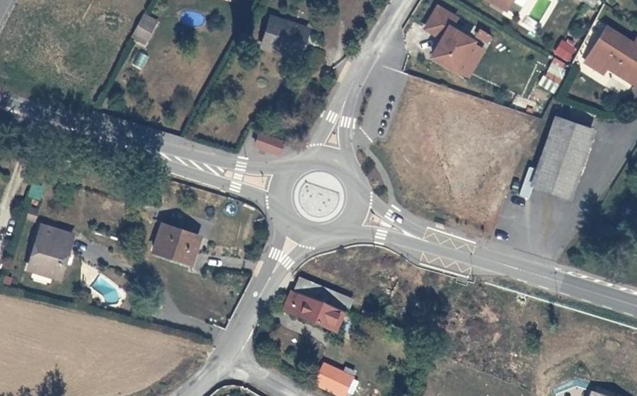 Vue aérienne du Rond-point anonyme n°884305250