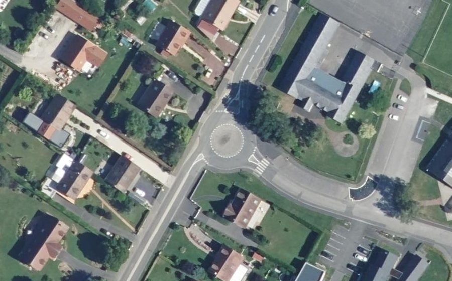 Vue aérienne du Rond-point anonyme n°884316527