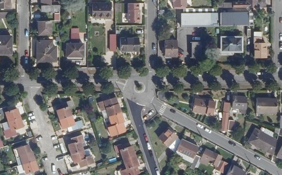 Vue aérienne du Rond-point anonyme n°88439576