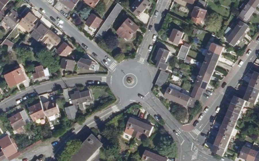 Vue aérienne du Rond-point anonyme n°88440378