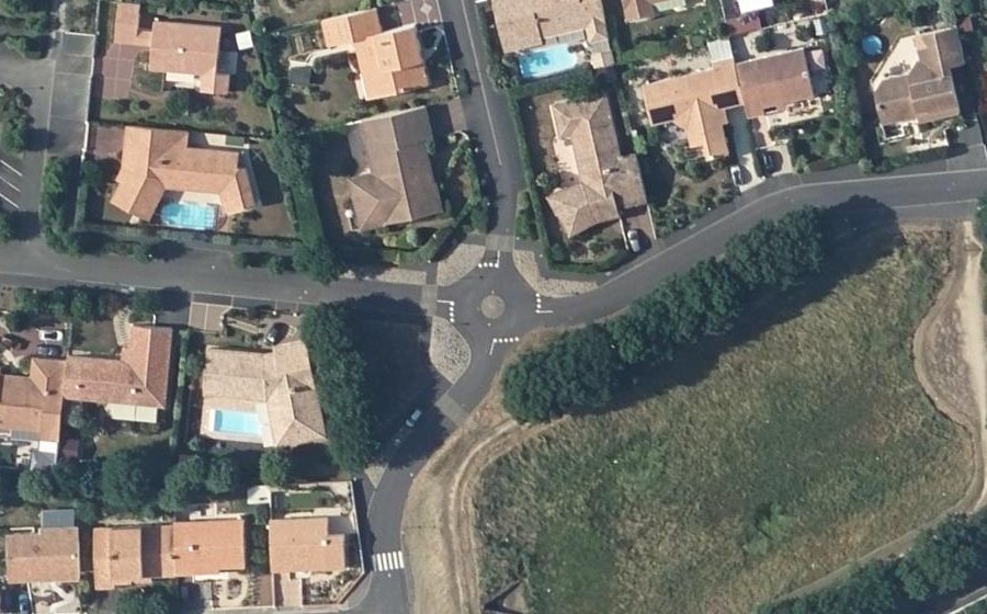 Vue aérienne du Rond-point anonyme n°88441142