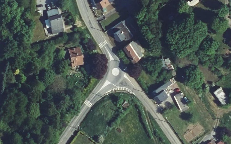Vue aérienne du Rond-point anonyme n°884452836