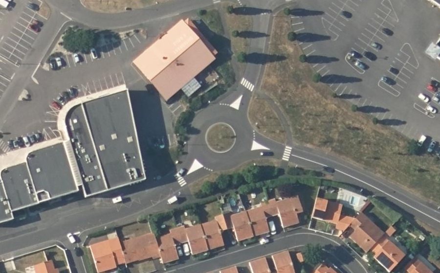 Vue aérienne du Rond-point anonyme n°88449461