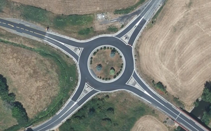 Vue aérienne du Rond-point anonyme n°88465952