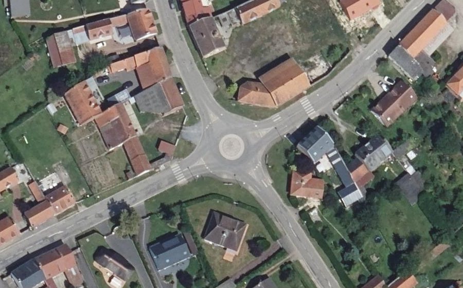 Vue aérienne du Rond-point anonyme n°884824778