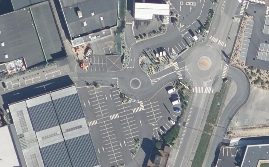 Vue aérienne du Rond-point anonyme n°884882511