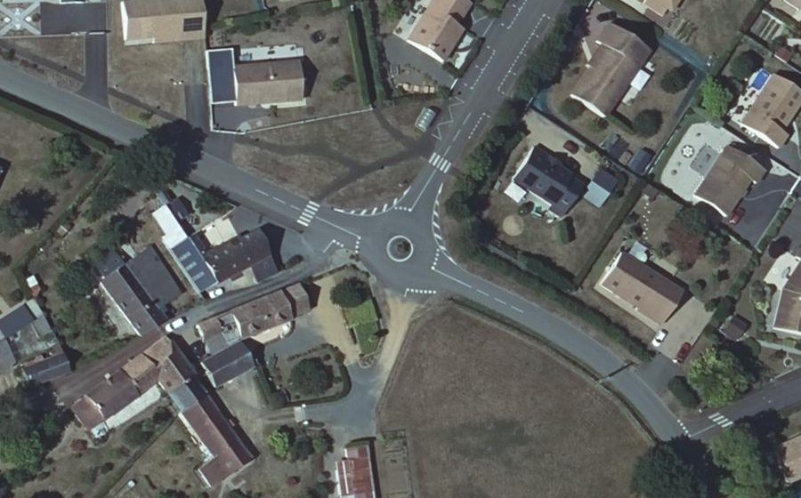 Vue aérienne du Rond-point anonyme n°885033601
