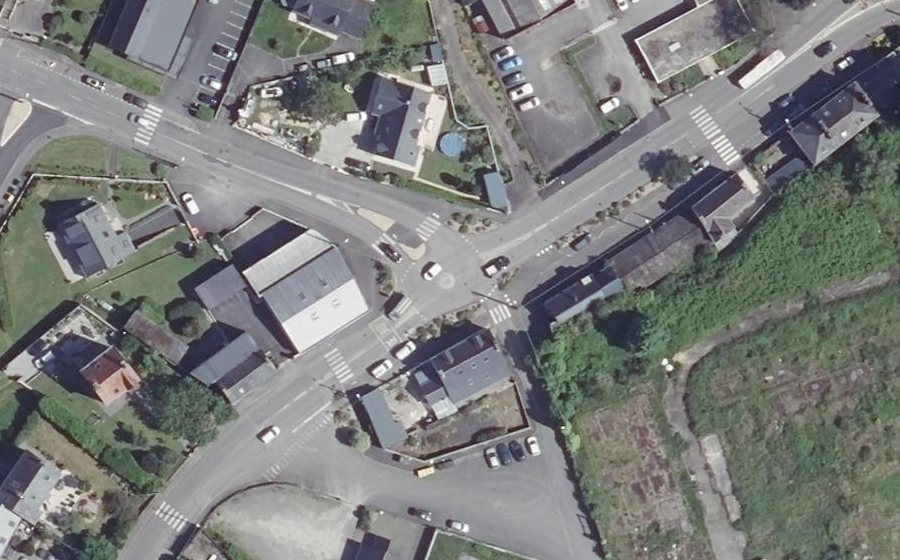 Vue aérienne du Rond-point anonyme n°885275392