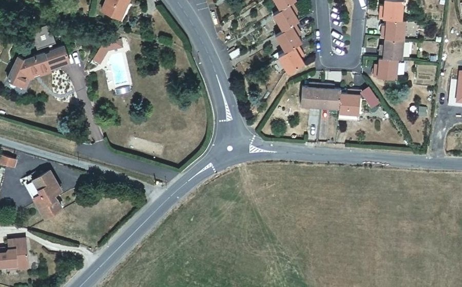 Vue aérienne du Rond-point anonyme n°88543870