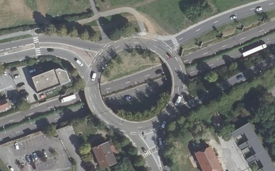 Vue aérienne du Rond-point anonyme n°885450530